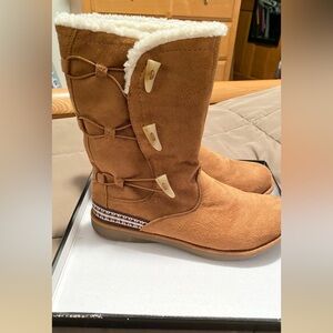 Relativity “Blizzard” Cozy Tan Suede Boots NEVER worn or treated, in box 9M